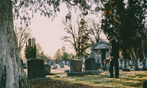 Lire la suite à propos de l’article Les 5 étapes du deuil : explication simple et ce qu’il faut savoir