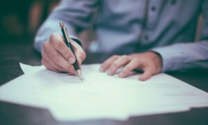 Lire la suite à propos de l’article Acte de notoriété après un décès : à quoi sert-il et combien coûte-t-il ?