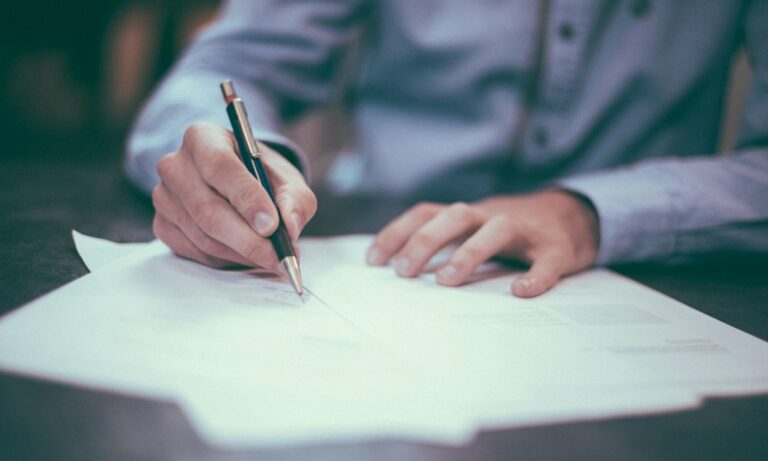 Lire la suite à propos de l’article Acte de notoriété après un décès : à quoi sert-il et combien coûte-t-il ?