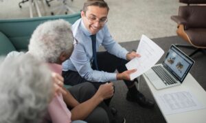 Lire la suite à propos de l’article Qui peut faire les démarches administratives à votre place après un décès ?